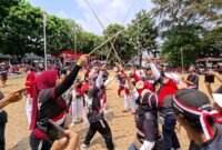 Foto: Warga antusias mengikuti perlombaan dalam pesta rakyat memperingati HUT ke-81 Republik Indonesia di Kalisari, Pasar Rebo, Jakarta Timur, Selasa (18/8/2026).