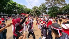 Foto: Warga antusias mengikuti perlombaan dalam pesta rakyat memperingati HUT ke-81 Republik Indonesia di Kalisari, Pasar Rebo, Jakarta Timur, Selasa (18/8/2026).