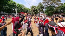 Foto: Warga antusias mengikuti perlombaan dalam pesta rakyat memperingati HUT ke-81 Republik Indonesia di Kalisari, Pasar Rebo, Jakarta Timur, Selasa (18/8/2026).