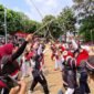 Foto: Warga antusias mengikuti perlombaan dalam pesta rakyat memperingati HUT ke-81 Republik Indonesia di Kalisari, Pasar Rebo, Jakarta Timur, Selasa (18/8/2026).