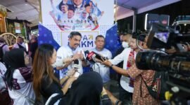 Ratusan ribu masyarakat memadati kawasan Monumen Nasional (Monas), Sarinah hingga Bundaran Hotel Indonesia (HI), Jakarta, untuk menyaksikan Karnaval Malam Merdeka, Rabu (19/8/2026) malam.