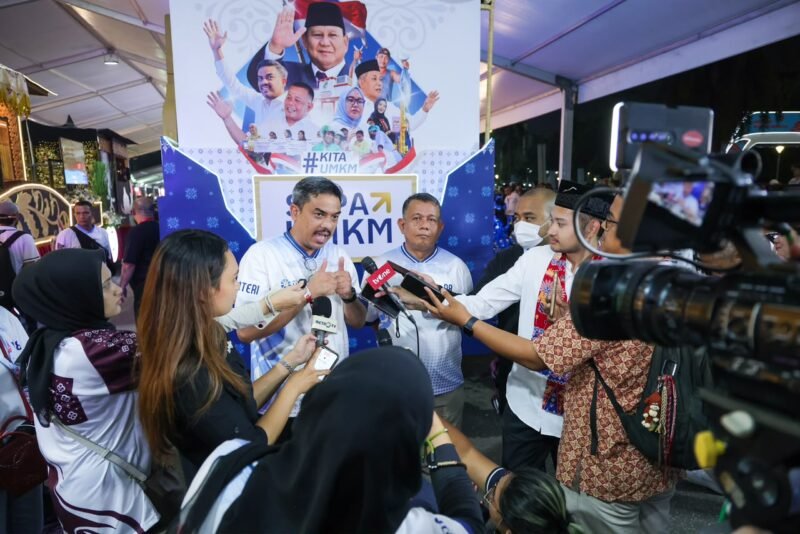 Ratusan ribu masyarakat memadati kawasan Monumen Nasional (Monas), Sarinah hingga Bundaran Hotel Indonesia (HI), Jakarta, untuk menyaksikan Karnaval Malam Merdeka, Rabu (19/8/2026) malam.