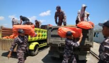 Pemerintah mengerahkan Kapal Republik Indonesia (KRI) Bung Hatta untuk mendistribusikan bantuan logistik bagi warga terdampak gempa bumi magnitudo (M) 7,7 di Kabupaten Manggarai, Nusa Tenggara Timur (NTT), Rabu (19/8/2026).