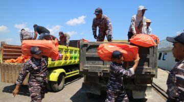 Pemerintah mengerahkan Kapal Republik Indonesia (KRI) Bung Hatta untuk mendistribusikan bantuan logistik bagi warga terdampak gempa bumi magnitudo (M) 7,7 di Kabupaten Manggarai, Nusa Tenggara Timur (NTT), Rabu (19/8/2026).