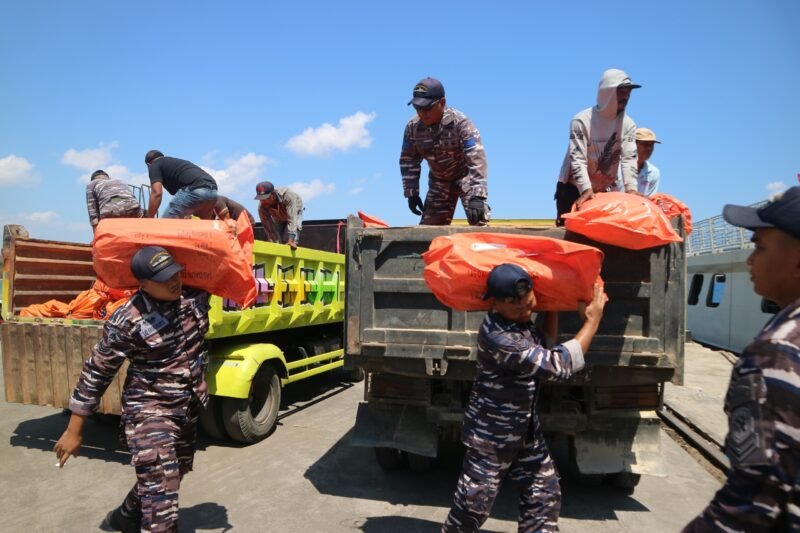 Pemerintah mengerahkan Kapal Republik Indonesia (KRI) Bung Hatta untuk mendistribusikan bantuan logistik bagi warga terdampak gempa bumi magnitudo (M) 7,7 di Kabupaten Manggarai, Nusa Tenggara Timur (NTT), Rabu (19/8/2026).