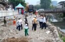 Foto: Wali Kota Administrasi Jakarta Timur Munjirin meninjau proses penanganan jalan amblas di Jalan Cinta, Kelurahan Pulo Gadung, Kecamatan Pulo Gadung, Jakarta Timur, Rabu (19/8/2026).