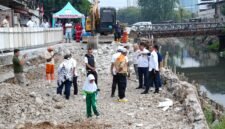Foto: Wali Kota Administrasi Jakarta Timur Munjirin meninjau proses penanganan jalan amblas di Jalan Cinta, Kelurahan Pulo Gadung, Kecamatan Pulo Gadung, Jakarta Timur, Rabu (19/8/2026).