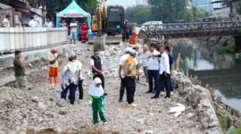 Foto: Wali Kota Administrasi Jakarta Timur Munjirin meninjau proses penanganan jalan amblas di Jalan Cinta, Kelurahan Pulo Gadung, Kecamatan Pulo Gadung, Jakarta Timur, Rabu (19/8/2026).