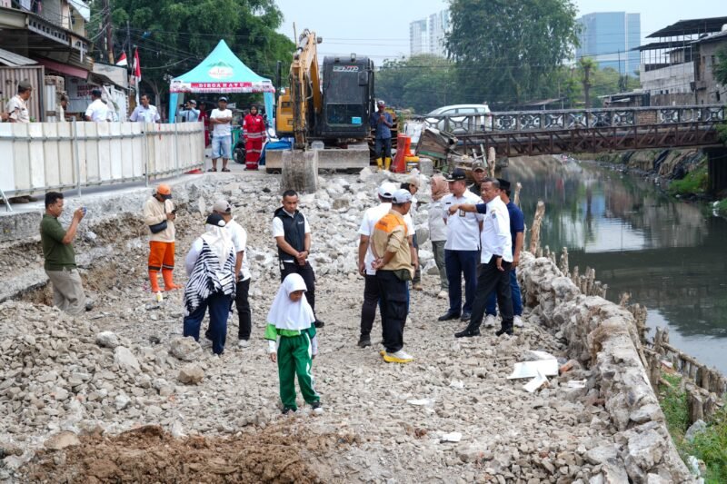 Foto: Wali Kota Administrasi Jakarta Timur Munjirin meninjau proses penanganan jalan amblas di Jalan Cinta, Kelurahan Pulo Gadung, Kecamatan Pulo Gadung, Jakarta Timur, Rabu (19/8/2026).