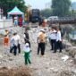 Foto: Wali Kota Administrasi Jakarta Timur Munjirin meninjau proses penanganan jalan amblas di Jalan Cinta, Kelurahan Pulo Gadung, Kecamatan Pulo Gadung, Jakarta Timur, Rabu (19/8/2026).