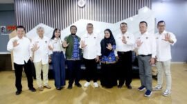Foto: Sejumlah pengurus dan panitia Anugerah Jurnalistik MH Thamrin (MHT)–PWI Jaya 2026 berfoto bersama seusai melakukan koordinasi persiapan penyelenggaraan malam puncak penghargaan jurnalistik di Jakarta, Rabu (19/8/2026).