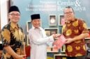 Foto: Tiga tokoh berfoto bersama dalam kegiatan bertema “Penguatan Ekosistem Literasi Menuju Masyarakat Cerdas & Berdaya”.