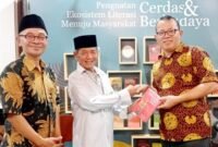 Foto: Tiga tokoh berfoto bersama dalam kegiatan bertema “Penguatan Ekosistem Literasi Menuju Masyarakat Cerdas & Berdaya”.