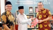 Foto: Tiga tokoh berfoto bersama dalam kegiatan bertema “Penguatan Ekosistem Literasi Menuju Masyarakat Cerdas & Berdaya”.