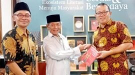Foto: Tiga tokoh berfoto bersama dalam kegiatan bertema “Penguatan Ekosistem Literasi Menuju Masyarakat Cerdas & Berdaya”.