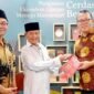 Foto: Tiga tokoh berfoto bersama dalam kegiatan bertema “Penguatan Ekosistem Literasi Menuju Masyarakat Cerdas & Berdaya”.