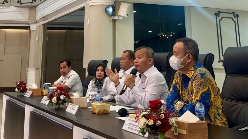 Menteri Perdagangan Budi Santoso menekankan pentingnya menjaga harga daging ayam di tingkat yang seimbang agar tetap terjangkau masyarakat sekaligus memberikan keuntungan yang layak bagi peternak.