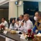 Menteri Perdagangan Budi Santoso menekankan pentingnya menjaga harga daging ayam di tingkat yang seimbang agar tetap terjangkau masyarakat sekaligus memberikan keuntungan yang layak bagi peternak.