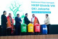 Foto: HKBP Distrik VIII DKI Jakarta mendeklarasikan gerakan pemilahan sampah dari sumber yang diikuti 82 gereja HKBP se-Jakarta. Deklarasi berlangsung di Aula Gedung Sopo Marpingkir, Pulogebang, Jakarta Timur, Kamis (20/8/2026).