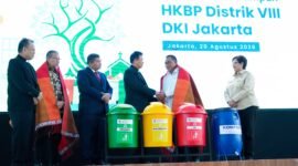 Foto: HKBP Distrik VIII DKI Jakarta mendeklarasikan gerakan pemilahan sampah dari sumber yang diikuti 82 gereja HKBP se-Jakarta. Deklarasi berlangsung di Aula Gedung Sopo Marpingkir, Pulogebang, Jakarta Timur, Kamis (20/8/2026).