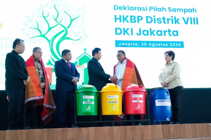Foto: HKBP Distrik VIII DKI Jakarta mendeklarasikan gerakan pemilahan sampah dari sumber yang diikuti 82 gereja HKBP se-Jakarta. Deklarasi berlangsung di Aula Gedung Sopo Marpingkir, Pulogebang, Jakarta Timur, Kamis (20/8/2026).