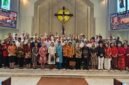 Foto: Sejumlah umat Katolik berfoto bersama usai mengikuti Misa Syukur Ordinariatus Castrensis Indonesia (OCI) dalam rangka memperingati HUT ke-81 Kemerdekaan Republik Indonesia di Gereja Santo Yakobus, Kelapa Gading, Jakarta Utara, Jumat (21/8/2026).