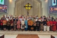 Foto: Sejumlah umat Katolik berfoto bersama usai mengikuti Misa Syukur Ordinariatus Castrensis Indonesia (OCI) dalam rangka memperingati HUT ke-81 Kemerdekaan Republik Indonesia di Gereja Santo Yakobus, Kelapa Gading, Jakarta Utara, Jumat (21/8/2026).