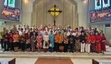 Foto: Sejumlah umat Katolik berfoto bersama usai mengikuti Misa Syukur Ordinariatus Castrensis Indonesia (OCI) dalam rangka memperingati HUT ke-81 Kemerdekaan Republik Indonesia di Gereja Santo Yakobus, Kelapa Gading, Jakarta Utara, Jumat (21/8/2026).