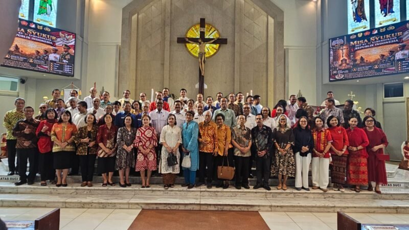 Foto: Sejumlah umat Katolik berfoto bersama usai mengikuti Misa Syukur Ordinariatus Castrensis Indonesia (OCI) dalam rangka memperingati HUT ke-81 Kemerdekaan Republik Indonesia di Gereja Santo Yakobus, Kelapa Gading, Jakarta Utara, Jumat (21/8/2026).