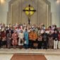 Foto: Sejumlah umat Katolik berfoto bersama usai mengikuti Misa Syukur Ordinariatus Castrensis Indonesia (OCI) dalam rangka memperingati HUT ke-81 Kemerdekaan Republik Indonesia di Gereja Santo Yakobus, Kelapa Gading, Jakarta Utara, Jumat (21/8/2026).