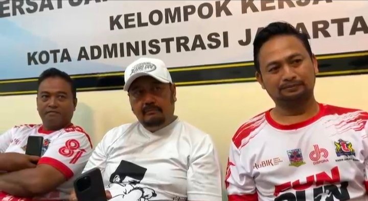 Foto: Tokoh masyarakat sekaligus budayawan Betawi, Babe Mujamil atau yang akrab disapa Babe Jamil, bersilaturahmi dengan jajaran PWI Pokja Wali Kota Jakarta Barat di sela kegiatan Fun Run Wali Kota Jakarta Barat 2026, Minggu (23/8/2026).