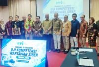 Foto: Sejumlah pimpinan dan pegiat media berfoto bersama dalam kegiatan Training of Trainers Uji Kompetensi Wartawan Siber Lembaga Penyiaran Publik (LPP) RRI Tahun 2026,