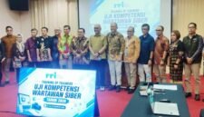Foto: Sejumlah pimpinan dan pegiat media berfoto bersama dalam kegiatan Training of Trainers Uji Kompetensi Wartawan Siber Lembaga Penyiaran Publik (LPP) RRI Tahun 2026,