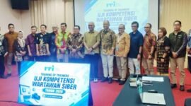 Foto: Sejumlah pimpinan dan pegiat media berfoto bersama dalam kegiatan Training of Trainers Uji Kompetensi Wartawan Siber Lembaga Penyiaran Publik (LPP) RRI Tahun 2026,