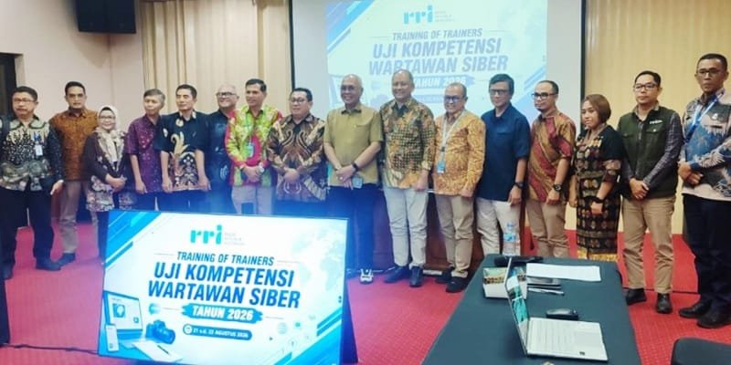 Foto: Sejumlah pimpinan dan pegiat media berfoto bersama dalam kegiatan Training of Trainers Uji Kompetensi Wartawan Siber Lembaga Penyiaran Publik (LPP) RRI Tahun 2026,