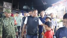 Foto: Suasana hangat terlihat saat Wali Kota Administrasi Jakarta Timur, Munjirin berinteraksi dengan warga dan anak-anak di tengah aktivitas masyarakat pada malam hari. Didampingi jajaran aparat dan unsur terkait, ia menyempatkan diri menyapa warga serta melihat langsung aktivitas pedagang di kawasan tersebut.