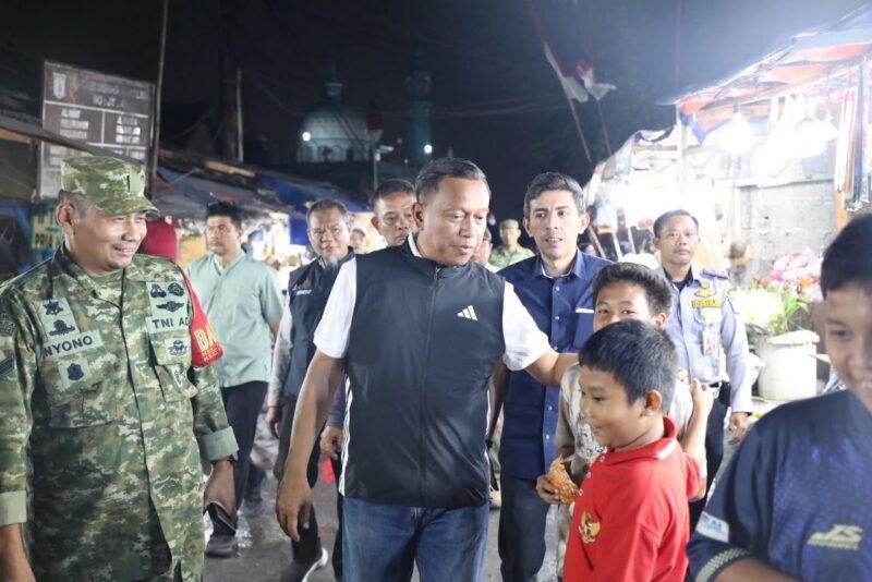 Foto: Suasana hangat terlihat saat Wali Kota Administrasi Jakarta Timur, Munjirin berinteraksi dengan warga dan anak-anak di tengah aktivitas masyarakat pada malam hari. Didampingi jajaran aparat dan unsur terkait, ia menyempatkan diri menyapa warga serta melihat langsung aktivitas pedagang di kawasan tersebut.