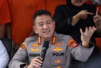 Foto: Kapolres Metro Jakarta Barat Kombes Pol Nasriadi memberikan keterangan kepada awak media terkait pengungkapan sindikat produksi dan peredaran uang palsu di wilayah Jakarta Barat, Senin (24/8/2026).