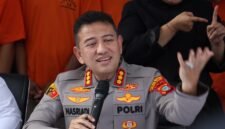 Foto: Kapolres Metro Jakarta Barat Kombes Pol Nasriadi memberikan keterangan kepada awak media terkait pengungkapan sindikat produksi dan peredaran uang palsu di wilayah Jakarta Barat, Senin (24/8/2026).