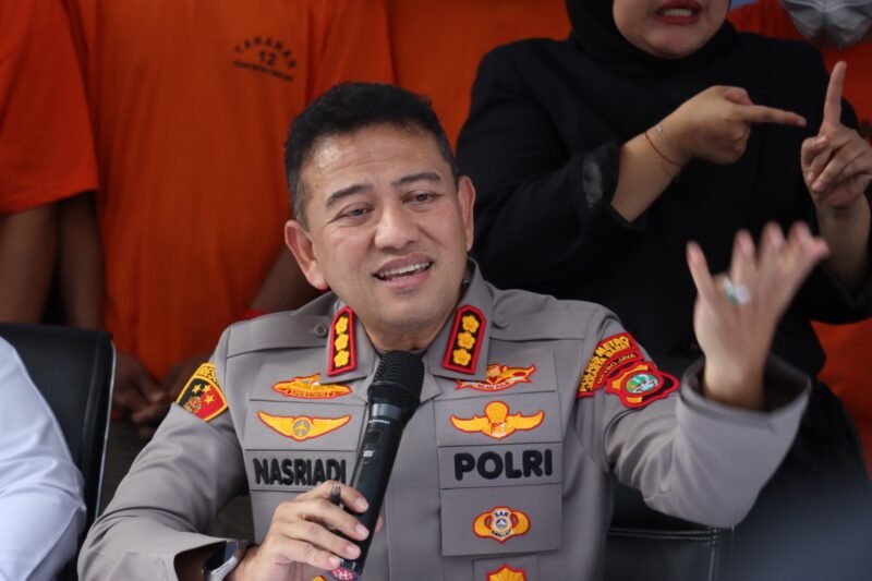 Foto: Kapolres Metro Jakarta Barat Kombes Pol Nasriadi memberikan keterangan kepada awak media terkait pengungkapan sindikat produksi dan peredaran uang palsu di wilayah Jakarta Barat, Senin (24/8/2026).