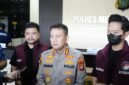 Foto: Nasriadi didampingi Kasat Narkoba dan personel Satuan Reserse Narkoba memberikan keterangan kepada wartawan terkait kasus dugaan narkoba yang melibatkan aktor RF di Mapolres Metro Jakarta Barat, Jakarta, Rabu (26/8/2026).