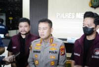 Foto: Nasriadi didampingi Kasat Narkoba dan personel Satuan Reserse Narkoba memberikan keterangan kepada wartawan terkait kasus dugaan narkoba yang melibatkan aktor RF di Mapolres Metro Jakarta Barat, Jakarta, Rabu (26/8/2026).