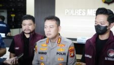 Foto: Nasriadi didampingi Kasat Narkoba dan personel Satuan Reserse Narkoba memberikan keterangan kepada wartawan terkait kasus dugaan narkoba yang melibatkan aktor RF di Mapolres Metro Jakarta Barat, Jakarta, Rabu (26/8/2026).