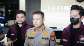 Foto: Nasriadi didampingi Kasat Narkoba dan personel Satuan Reserse Narkoba memberikan keterangan kepada wartawan terkait kasus dugaan narkoba yang melibatkan aktor RF di Mapolres Metro Jakarta Barat, Jakarta, Rabu (26/8/2026).