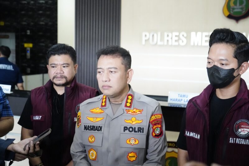 Foto: Nasriadi didampingi Kasat Narkoba dan personel Satuan Reserse Narkoba memberikan keterangan kepada wartawan terkait kasus dugaan narkoba yang melibatkan aktor RF di Mapolres Metro Jakarta Barat, Jakarta, Rabu (26/8/2026).