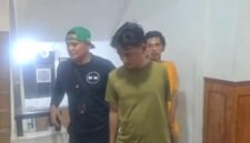 Foto: Dua pria yang diduga terlibat dalam aksi pencurian kendaraan bermotor (curanmor) diamankan Tim Tiger Unit Reskrim Polsek Tambora, Jakarta Barat.