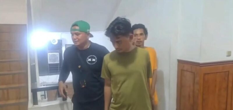 Foto: Dua pria yang diduga terlibat dalam aksi pencurian kendaraan bermotor (curanmor) diamankan Tim Tiger Unit Reskrim Polsek Tambora, Jakarta Barat.