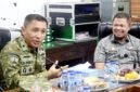 Foto: Brigjen TNI (Mar) Freddy Jhon Hamonangan Pardosi berdialog dengan Camat Mandau Riki Rihardi dalam kegiatan penyuluhan penanganan kebakaran hutan dan lahan (Karhutla) di wilayah Duri, Kecamatan Mandau, Kabupaten Bengkalis, Riau, Kamis (27/8/2026).