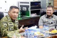 Foto: Brigjen TNI (Mar) Freddy Jhon Hamonangan Pardosi berdialog dengan Camat Mandau Riki Rihardi dalam kegiatan penyuluhan penanganan kebakaran hutan dan lahan (Karhutla) di wilayah Duri, Kecamatan Mandau, Kabupaten Bengkalis, Riau, Kamis (27/8/2026).