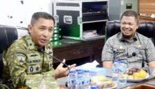 Foto: Brigjen TNI (Mar) Freddy Jhon Hamonangan Pardosi berdialog dengan Camat Mandau Riki Rihardi dalam kegiatan penyuluhan penanganan kebakaran hutan dan lahan (Karhutla) di wilayah Duri, Kecamatan Mandau, Kabupaten Bengkalis, Riau, Kamis (27/8/2026).